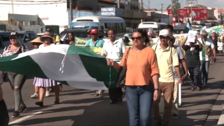 Sectores se movilizan en Santa Cruz con el «Anillazo» por la crisis económica