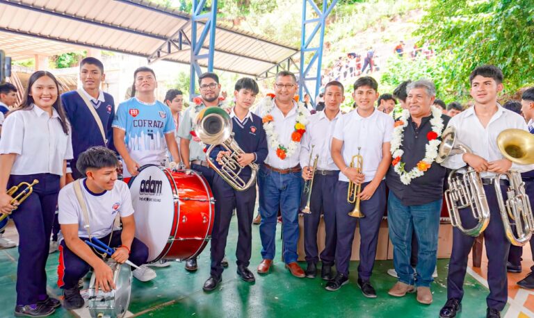 Gobernación de Tarija entrega tinglado e instrumentos musicales al colegio Franz Tamayo de Entre Ríos