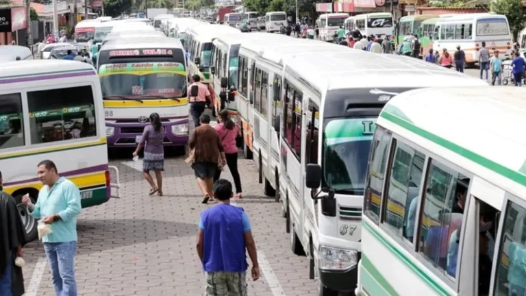 Alcaldía cruceña pide levantar paro para analizar tarifas; transportistas consultarán con sus bases
