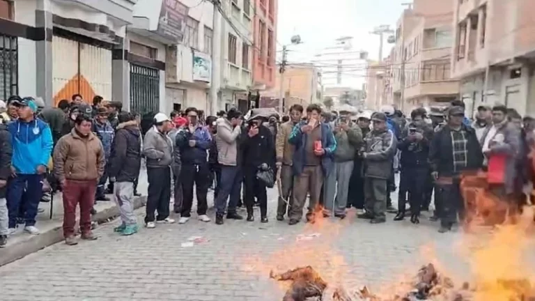 Choferes de El Alto protagonizan disturbios exigiendo renuncia de su dirigente