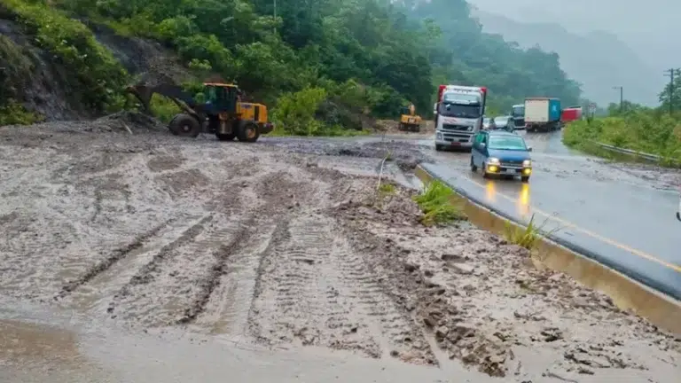 ABC despliega maquinaria para limpiar derrumbe en la Doble Vía «El Sillar»