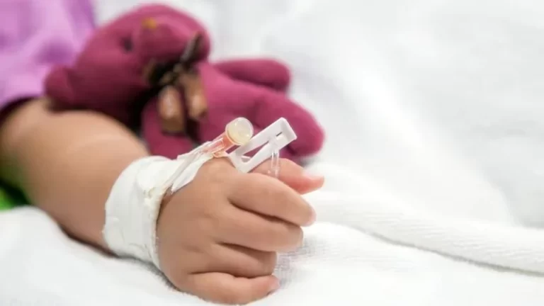 Tragedia en Beni: Niña de 8 años muere tras ser brutalmente golpeada; su padre y madrastra aprehendidos