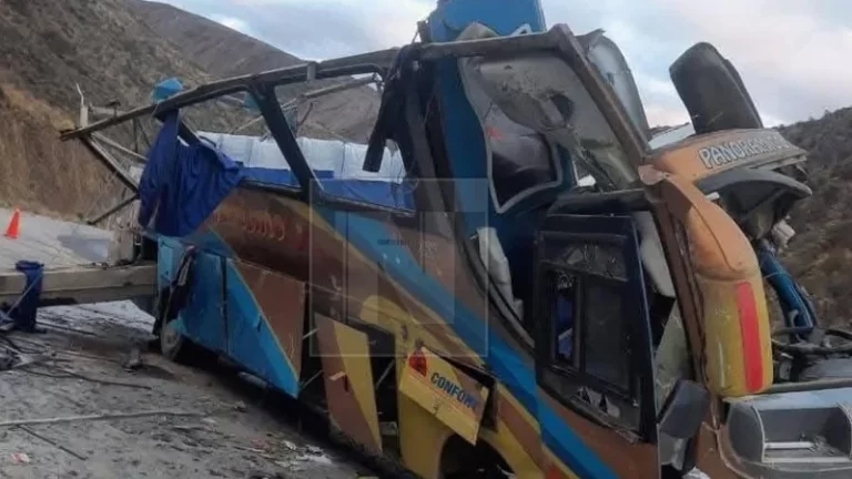 Trágico accidente en la ruta Camargo – Potosí deja un muerto y 31 heridos