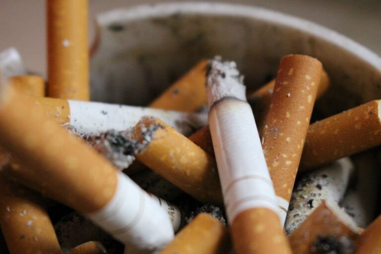 Intendencia de Tarija Decomisa Cigarrillos y Productos Dañinos en Kioscos Escolares