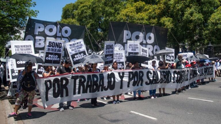 Piqueteros desafían el protocolo del gobierno argentino con una nueva movilización a Plaza de Mayo
