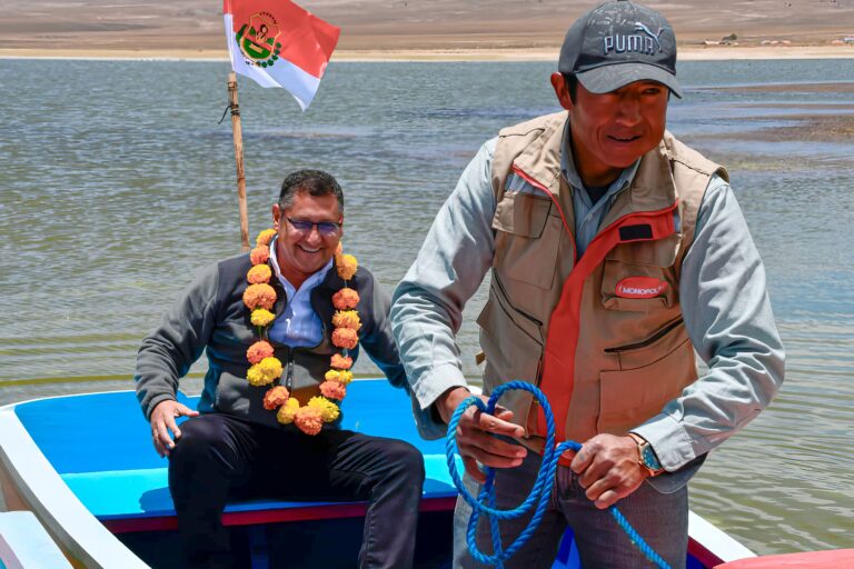 Entregan lanchas y recursos para potenciar la producción de trucha y el turismo en Tarija