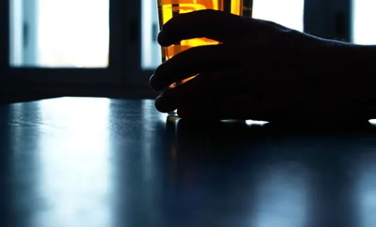 Mujer fallece en Tarija tras consumir alcohol durante más de 48 horas