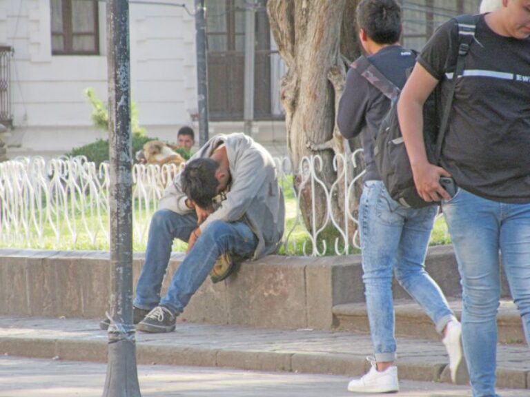 Bomberos de Tarija Auxilian Semanalmente a Personas en Situación de Calle Afectadas por Alcoholismo