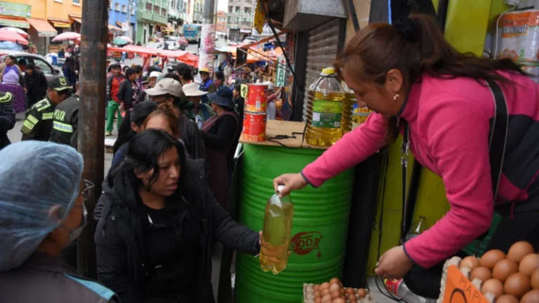Operativo en La Paz obliga a comerciantes a vender aceite retenido