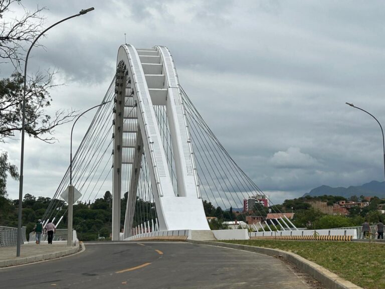 Policía de Tarija advierte sobre el uso peligroso del puente 4 de Julio como tobogán infantil