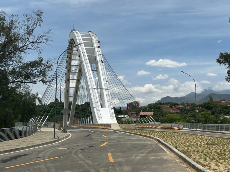 Puente 4 de julio en Tarija ya habilitado para vehículos y peatones
