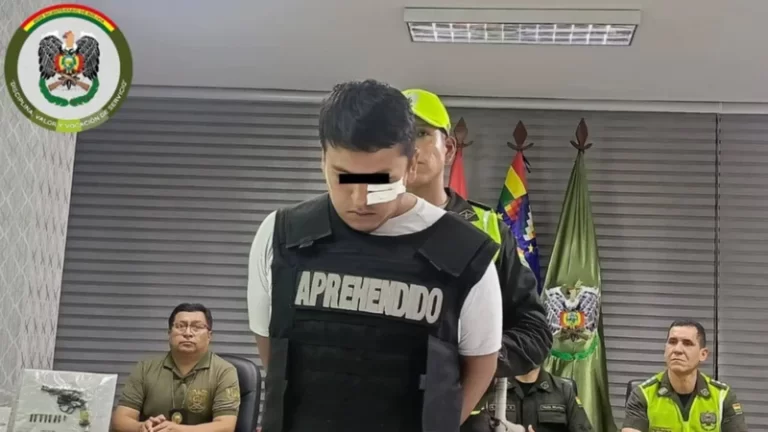 Aprehenden a conductor ebrio en Santa Cruz tras colisionar con tres vehículos y atropellar a un peatón