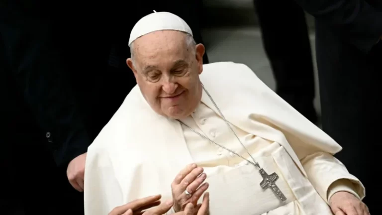 El Papa Francisco sigue hospitalizado por una infección respiratoria