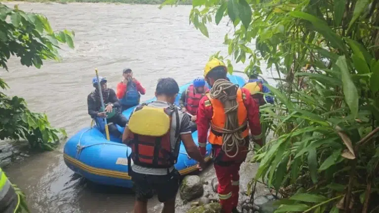 “Son mis hijos y mis nietos”: El clamor desesperado de familiares por el rescate de desaparecidos en Villa Tunari