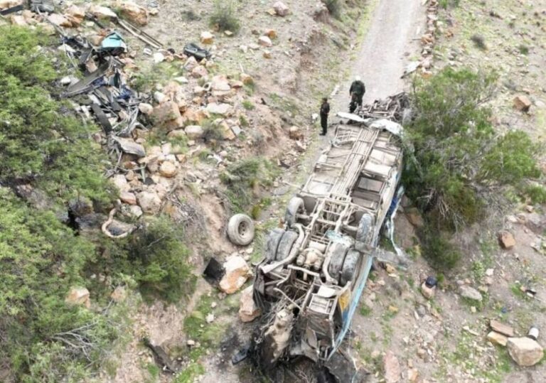 Bus llevaba más pasajeros de los registrados y sufre trágico accidente en Potosí