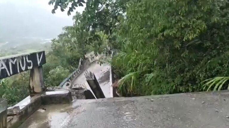 Se desploma el puente que une La Paz con Caranavi: tráfico cerrado por completo