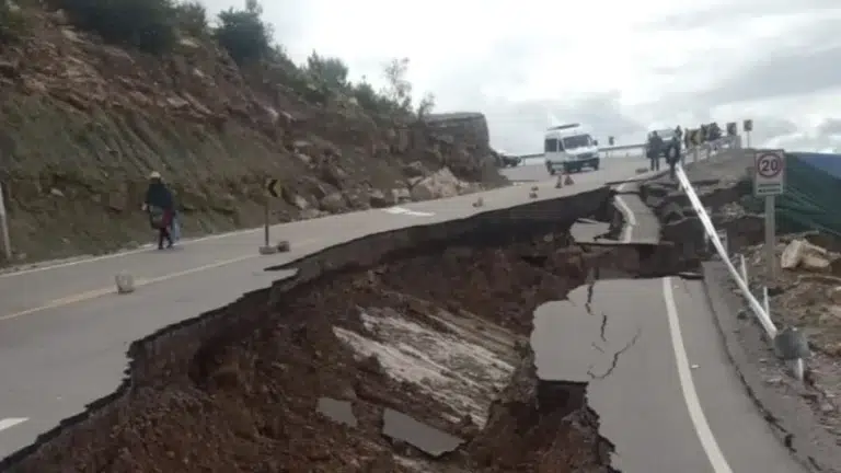 Se desploma plataforma en la carretera a Toro Toro en Cochabamba