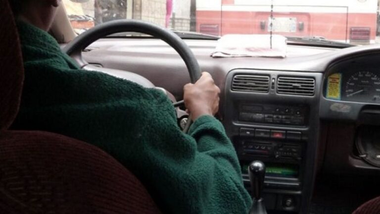 “Vaciaron Todas Mis Cuentas”: Pasajero Denuncia Robo de Bs 53 mil por Parte de un Taxista en Santa