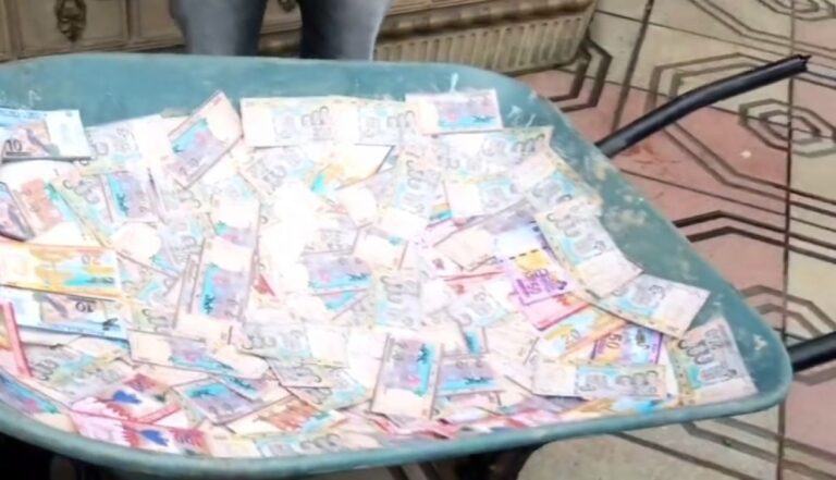 ¿Dinero en carretilla para hacer compras? Vecinos temen la devaluación del boliviano