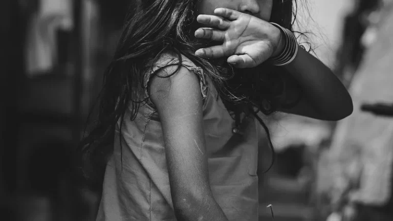 Brutal caso de violencia infantil: padre golpea a su hija de 4 años y la madre justifica el castigo