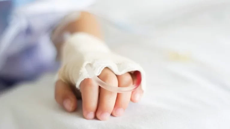 Bebé de un año sufre muerte cerebral por golpes; investigan a los padres por tentativa de infanticidio