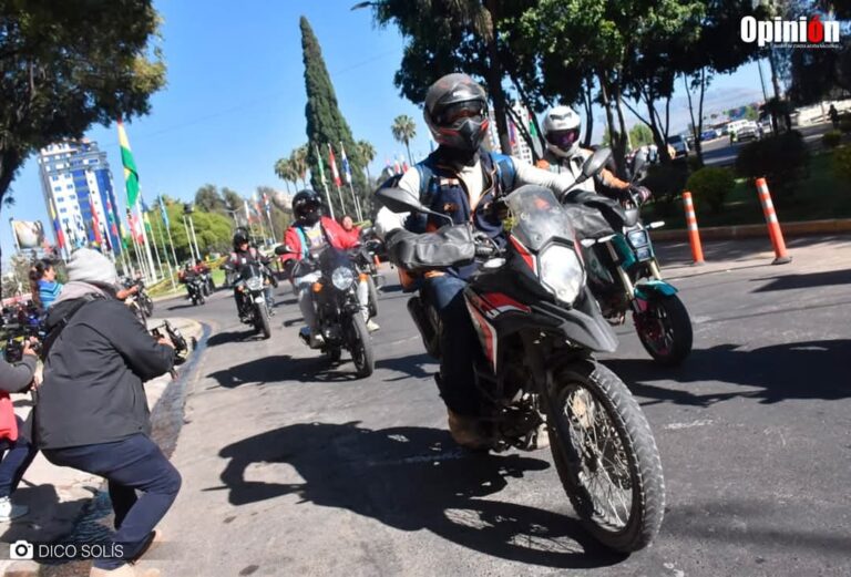 Motoqueros protestan en la ANH de Cochabamba exigiendo fila exclusiva para abastecer gasolina