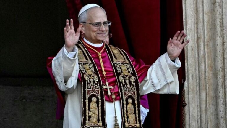 Papa León XIV llama a «construir puentes de paz» en su primer mensaje