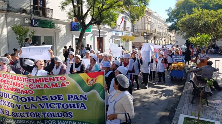 Panificadores en paro marchan en Tarija y exigen subir el precio del pan a Bs 2