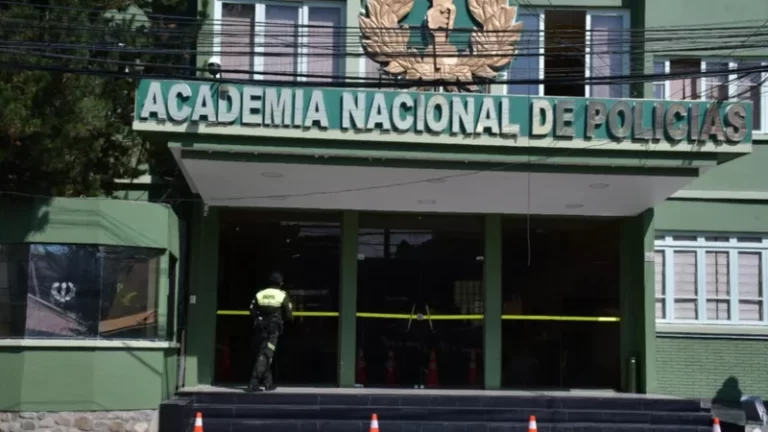 Policía da baja definitiva a coronel acusado de vender cupos en la ANAPOL