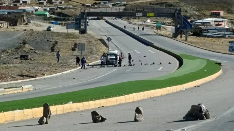 Cochabamba: Sectores afines a Evo instalan bloqueos en rutas estratégicas y paralizan salidas de la terminal