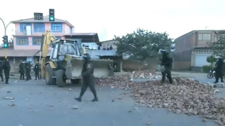 Tensión en Sipe Sipe: Policía avanza en el desbloqueo de la carretera al occidente sin uso de la fuerza