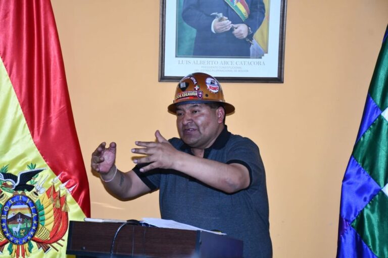 Bloqueos generan millonarias pérdidas en minería; Ministro Santos denuncia que Evo “busca un muerto” para culpar al Gobierno