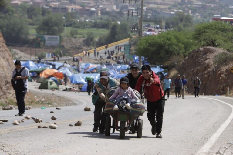 Muere adulto mayor tras caminar cinco horas por bloqueos entre Oruro y Cochabamba