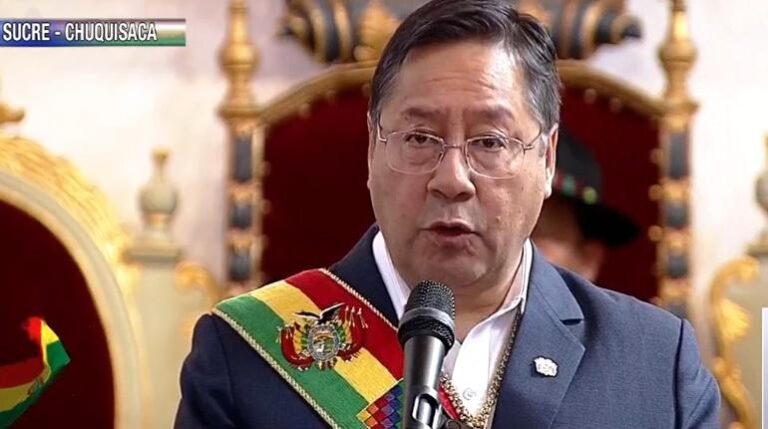 Gobierno habilita vuelos solidarios entre La Paz y Cochabamba ante bloqueos en carretera