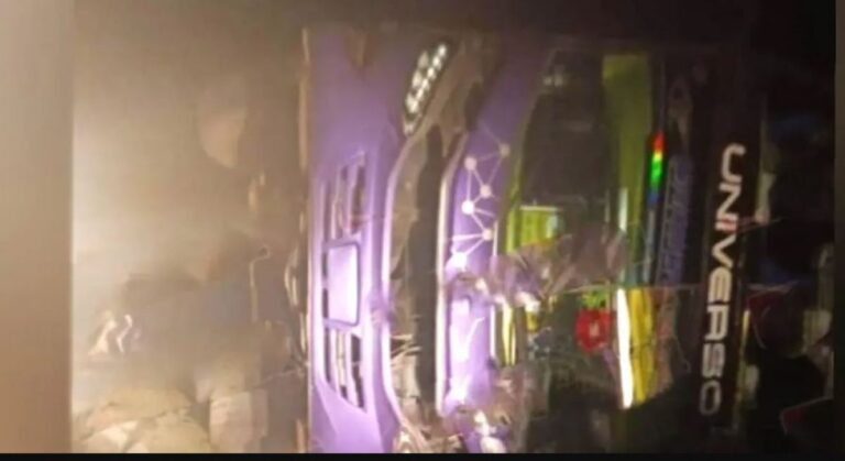 Desvío por bloqueo termina en tragedia: 3 muertos y 15 heridos tras vuelco de bus en Potosí