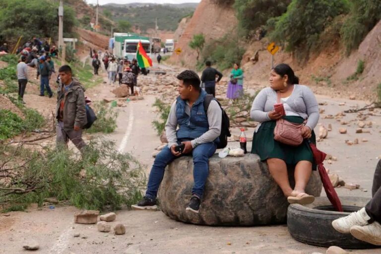Defensor pide tregua ante bloqueos; Evo Morales califica esta semana como “decisiva”