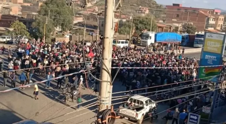 Bloqueos evistas se adelantan y afectan rutas en seis departamentos; Tarija, Santa Cruz y Beni siguen expeditos