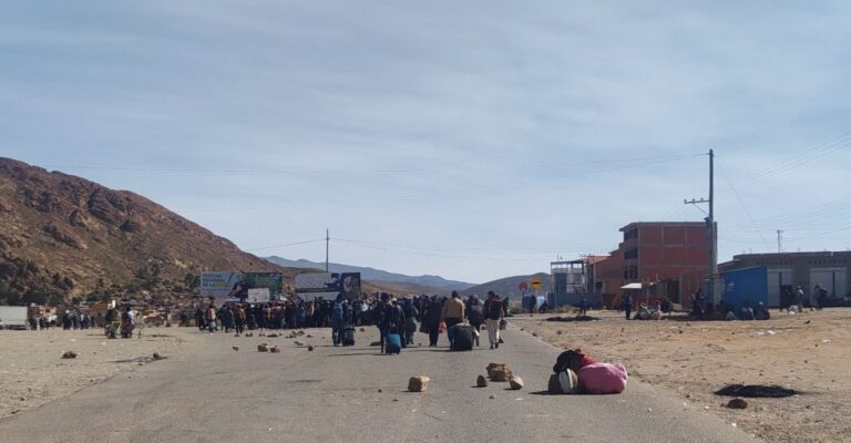 Tres bloqueos mantienen aislada a Sucre de cinco departamentos del país